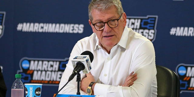 Geno Auriemma talks to reporters