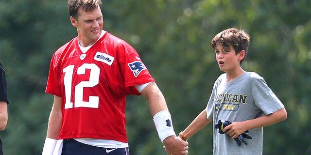 Tom Brady sale del campo con su hijo, Jack