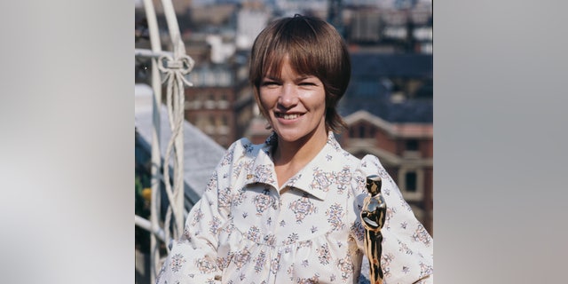 Glenda Jackson holding her first Oscar