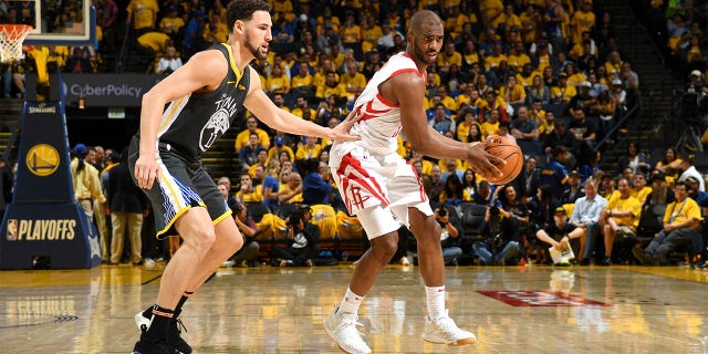 Klay Thompson guards Chris Paul in 2019