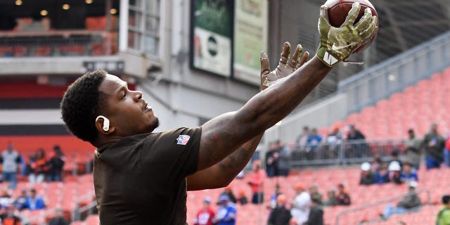 Antonio Callaway warms up before a Browns game in 2019