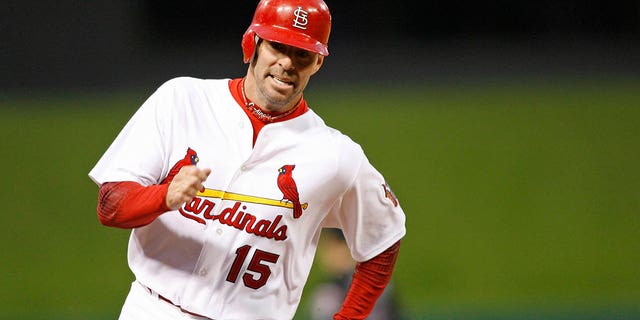 Jim Edmonds rodea las bases durante un juego de los Cardinals en 2006