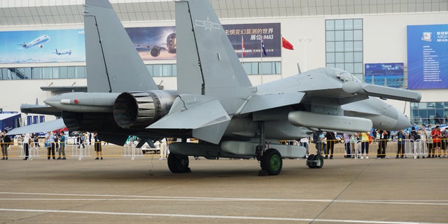 Informe: China está fabricando un buque de guerra gigante de 'ciencia ficción': 'un gran paso adelante' 6 Avión de combate chino J-16D