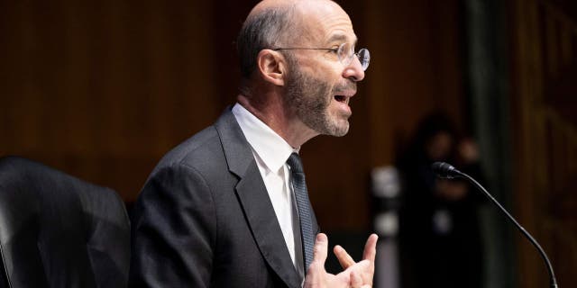 La política de Biden sobre Irán está bajo escrutinio en medio de la suspensión de las autorizaciones de seguridad del asesor principal. 4 Malí hablando mientras escucha