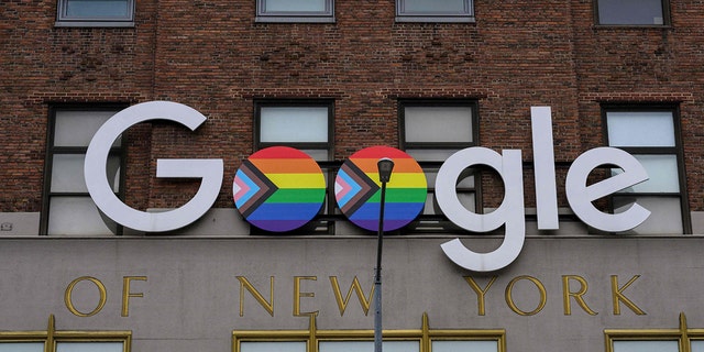 Logo Google dengan sisipan trans LGBTQ+
