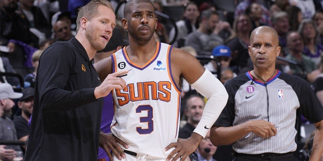 Kevin Young habla con Chris Paul