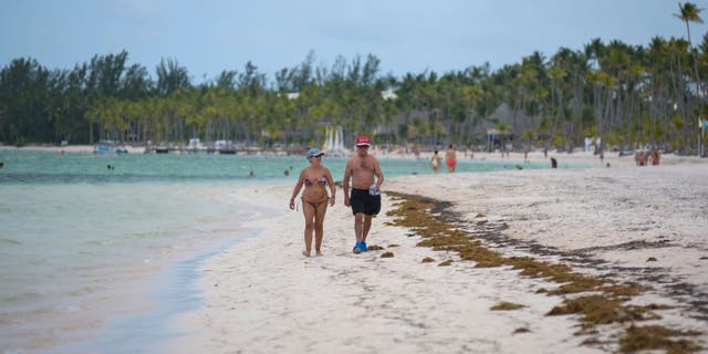 Estados Unidos emite avisos de viaje para el punto de acceso del Caribe en medio de temores de violencia y agresión sexual 6 Los turistas caminan por la playa