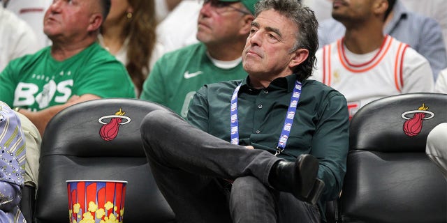 Wyc Grousbeck regarde le match 3