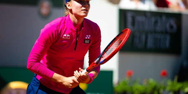 Elena Rybakina juega durante Roland-Garros