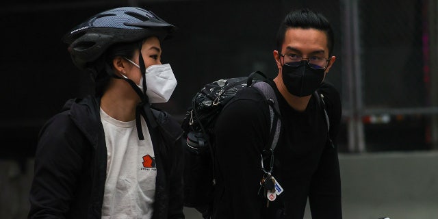 NYC residents wear masks 