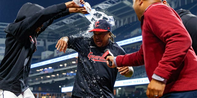 José Ramírez celebra su juego de tres jonrones