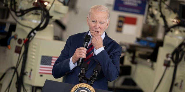 Präsident Joe Biden spricht mit der Menge