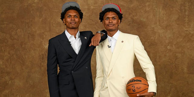 Amen Thompson y Ausar Thompson se toman una foto durante el Draft de la NBA