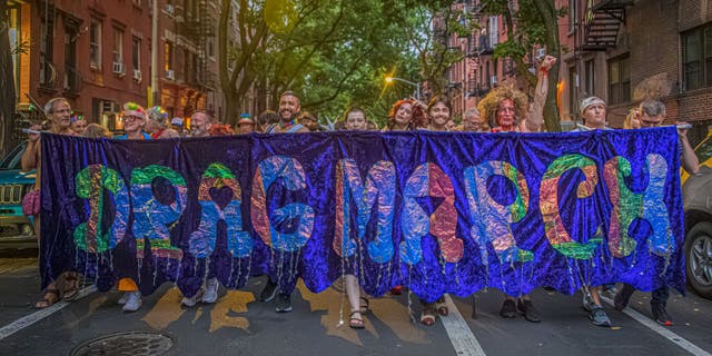 drag march