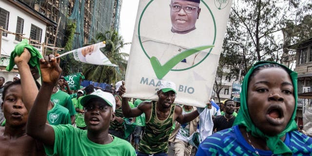 Sierra Leona reelige a Juluis Maada Bio; Los opositores lo acusan de hacer trampa 4 Manifestantes de Sierra Leona