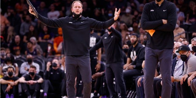 Kevin Young entrena contra el Magic