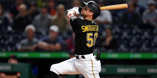 Travis Swaggerty al bate en un juego de los Piratas en 2022