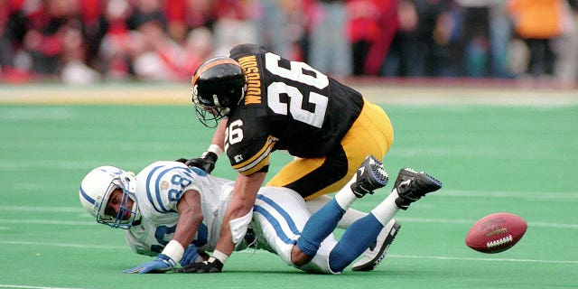 Rod Woodson breaks up a pass