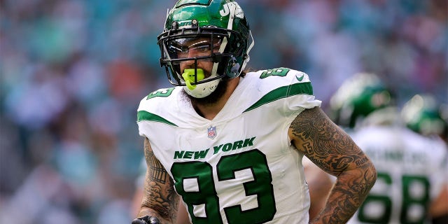 Tyler Conklin plays against the Miami Dolphins