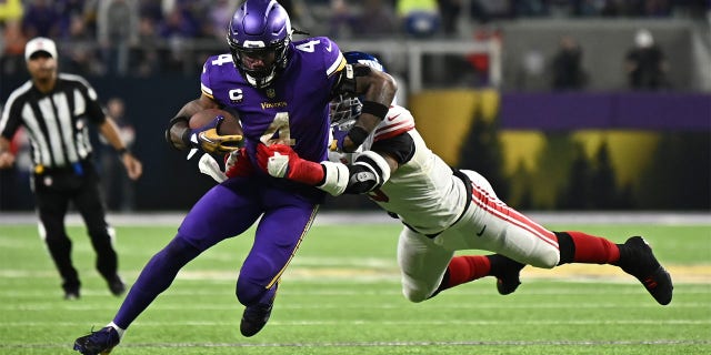 Dalvin Cook rushes against the Giants