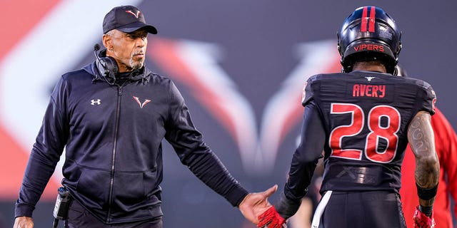 Rod Woodson talks with XFL linebacker CJ Avery