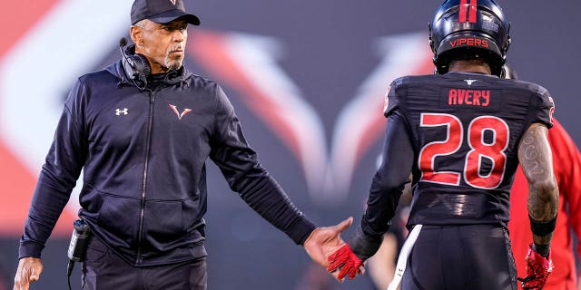 Rod Woodson talks with XFL linebacker CJ Avery