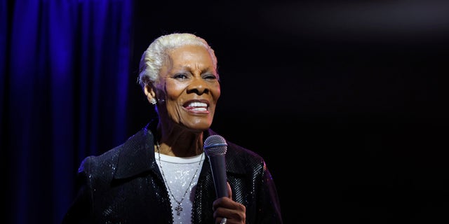 Dionne Warwick on stage