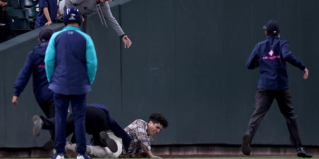 Fan gets tackled by security at T-Mobile Park