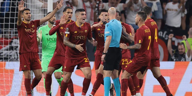 Roma players protest referee Anthony Taylor
