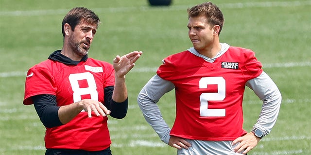 Aaron Rodgers and Zach Wilson at OTAs