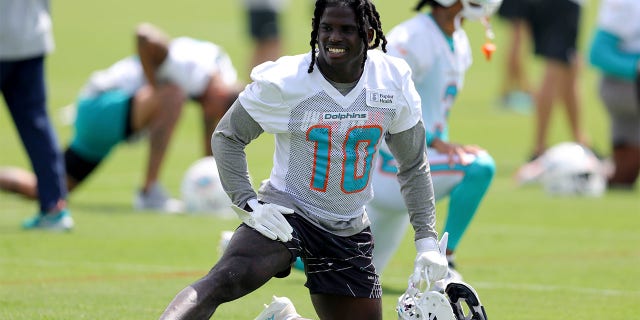 Tyreek Hill se estira antes del entrenamiento