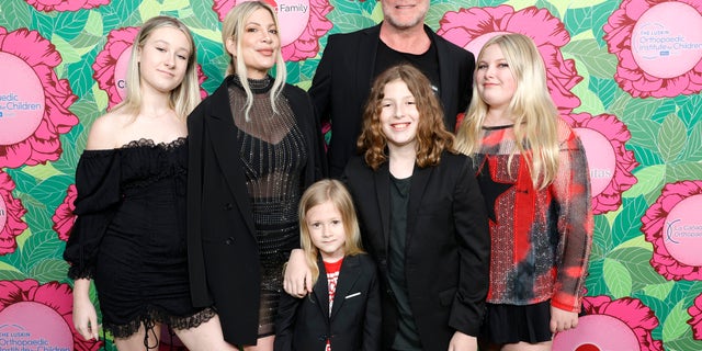 Stella Spelling, Tori Spelling, Beau Spelling, Dean McDermott, Finn Spelling, and Hattie Spelling