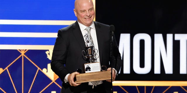 Jim Montgomery accepts the Jack Adams Award