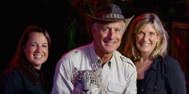 Jack Hanna poses with his wife, daughter and a snow leopard