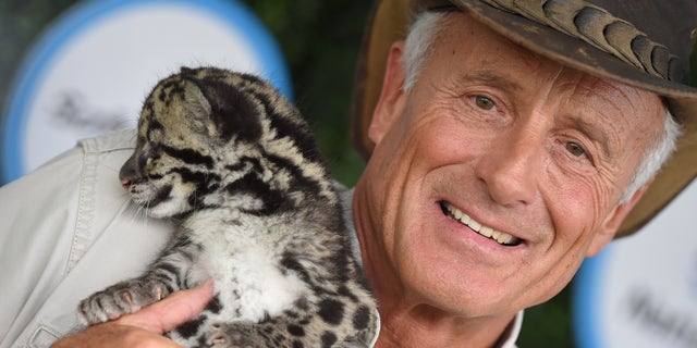 Jack Hanna poses with a snow leopard