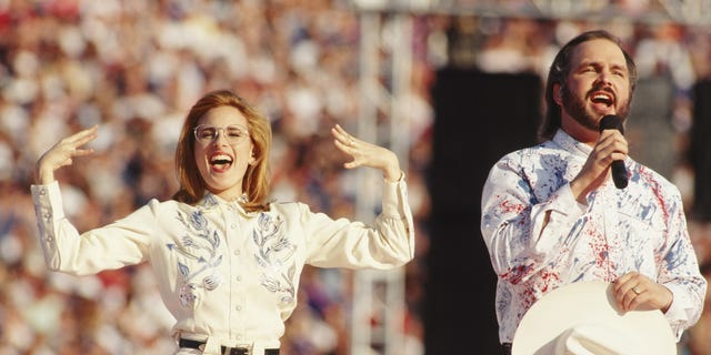 Marlee Matlin performing in American Sign Language alongside Garth Brooks