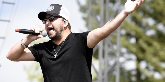 Tyler Farr singing into microphone