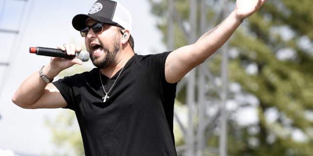 Tyler Farr singing into microphone
