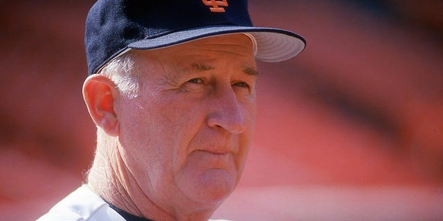 El gerente de los Giants, Roger Craig, observa durante un juego de 1988