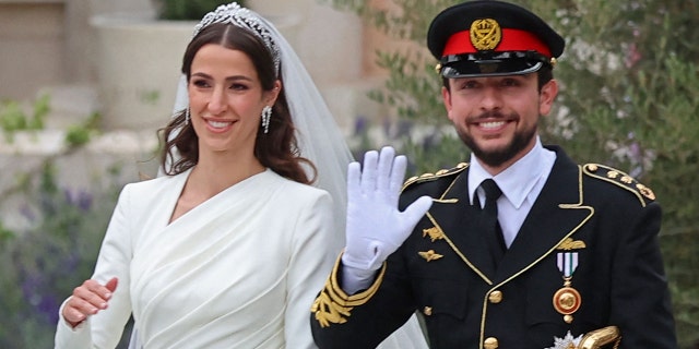 Jordans Crown Prince Hussein (R) and his wife Saudi Rajwa al-Seif waving