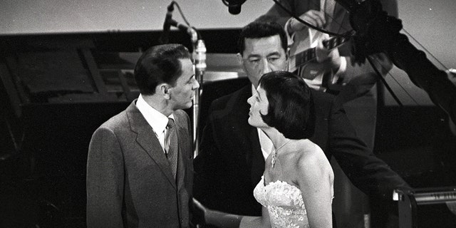 Frank Sinatra singing to Keely Smith as Louis Prima looks on