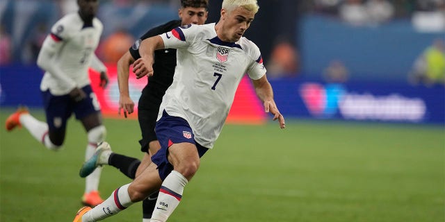 Giovanni Reyna plays ball