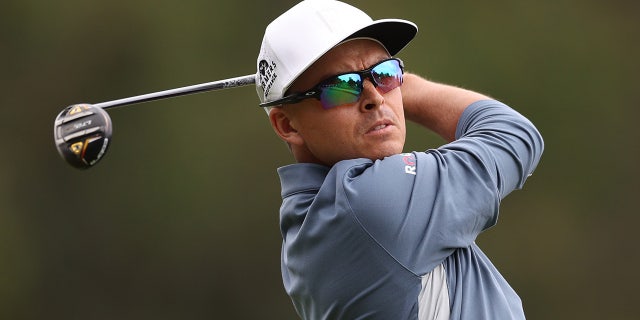 Rickie Fowler juega su tiro