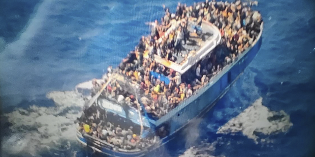 Migrant boat sinks near Greece