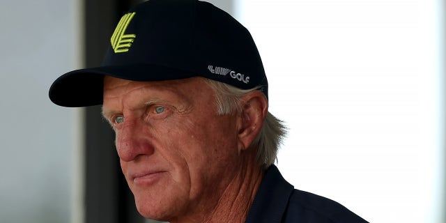 Greg Norman bakıyor
