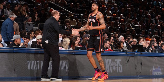 Tom Thibodeau shakes hands with Obi Toppin