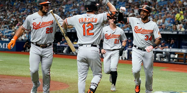 Aaron Hicks celebrates with Adam Frazier