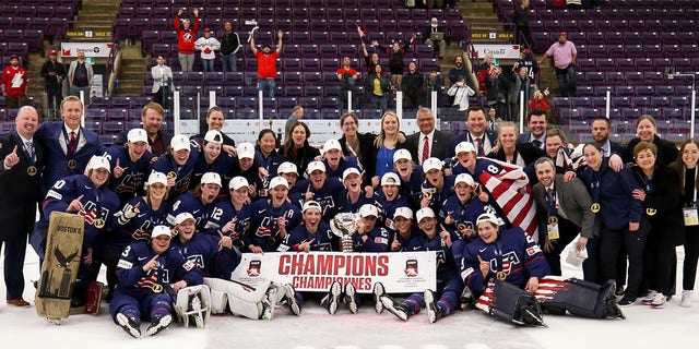 El equipo estadounidense celebra su victoria