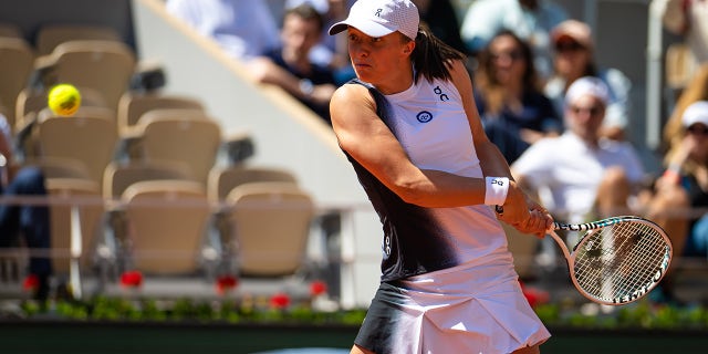 Iga Swiatek backhand