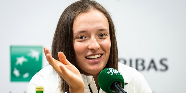 Iga Swiatek speaks at podium
